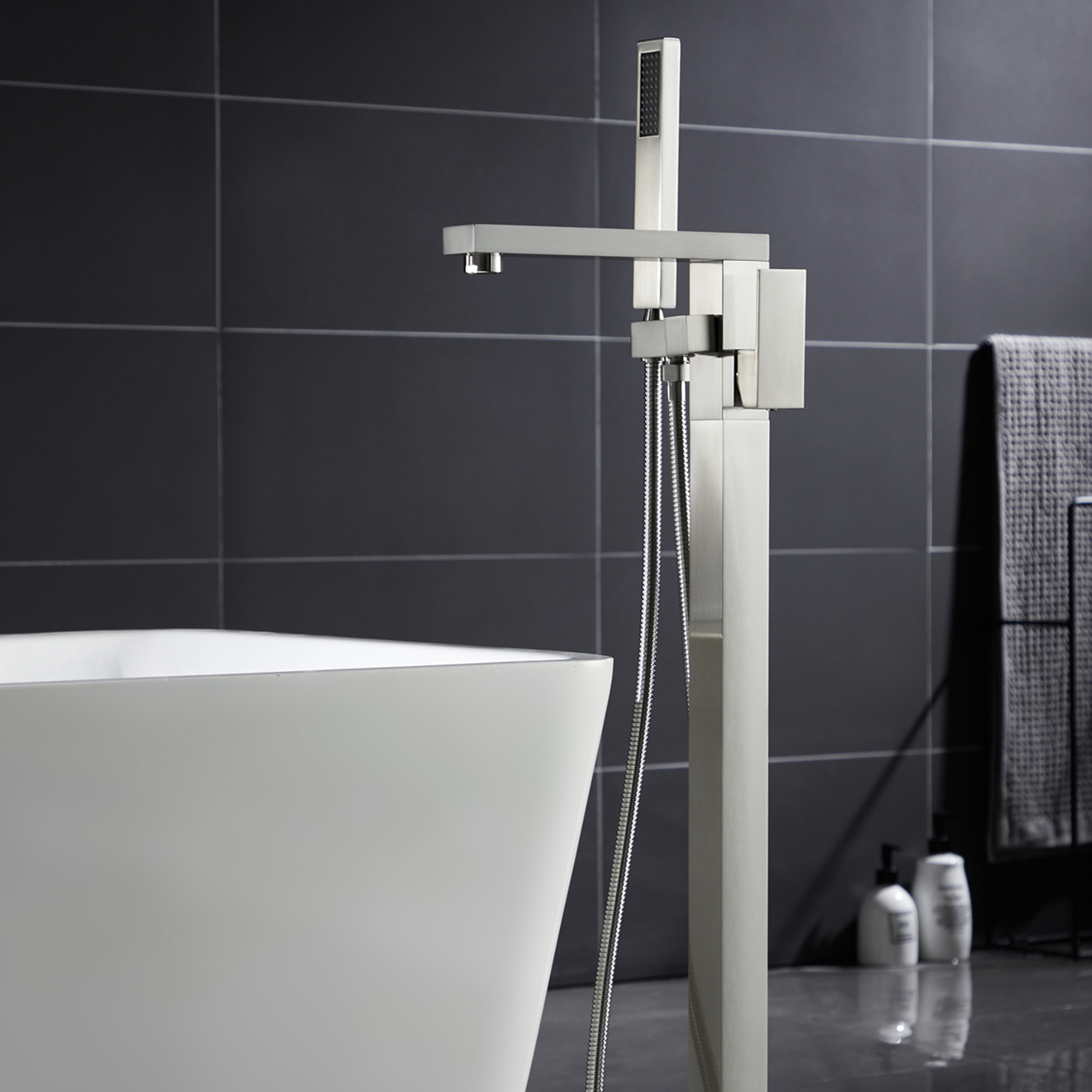 Aquacubic vierkante zwarte badkuip douchekraan vrijstaande baduitloop kraan op de vloer gemonteerde warm-koud badmengkranen
