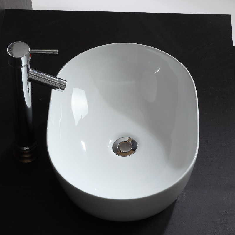moderne ovale keramische kunstwastafel boven de wastafel in de badkamer